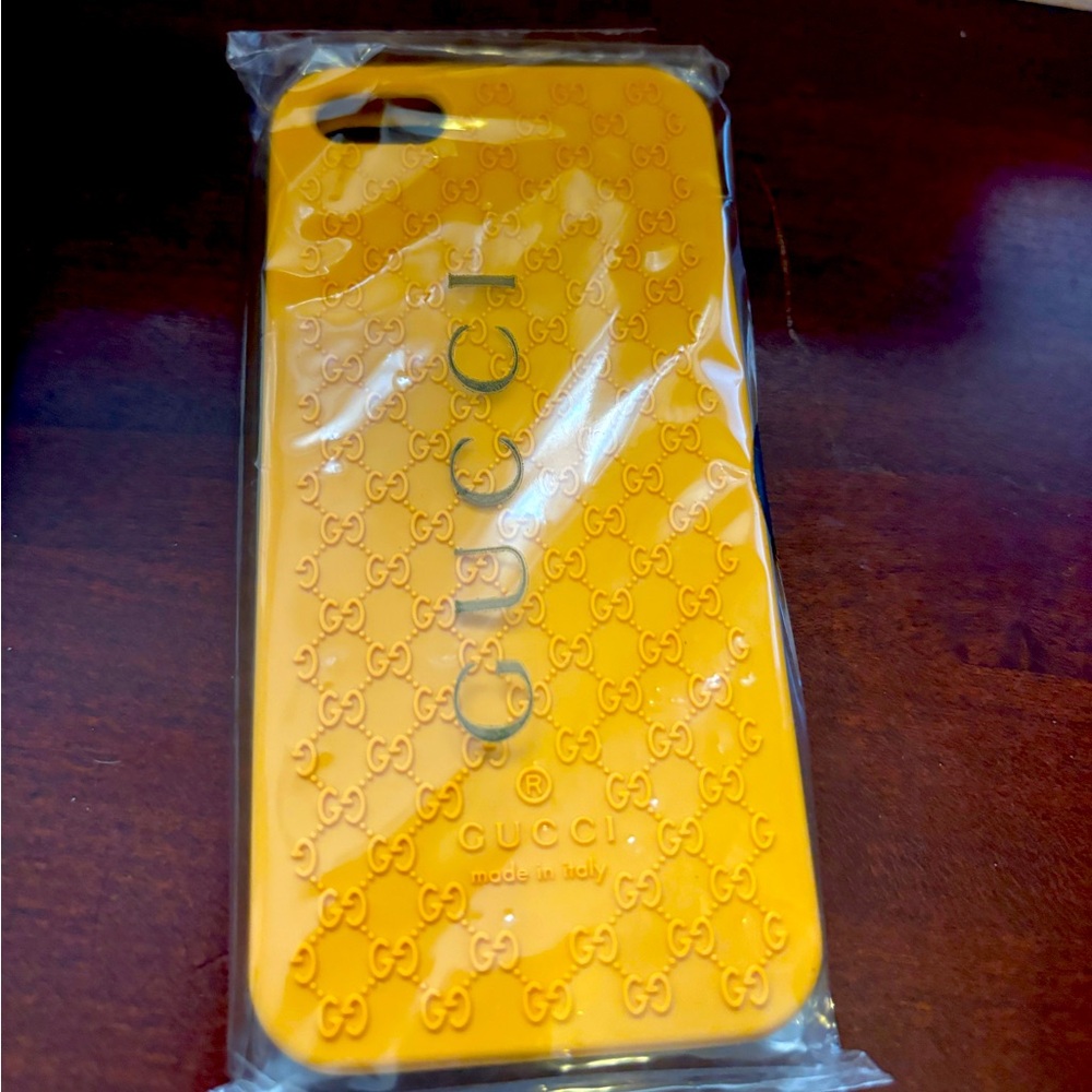 Gucci iPhone 5g case. NWT, still in plastic.
